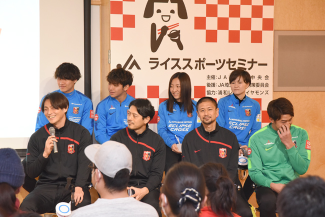 質問に答える選手たち