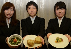 （左から）優秀賞を受賞した、女子栄養大の「めんたい美肌丼」、杉戸農高の「チーズおかか焼きおにぎり」、十文字学園女子大の「ごはんｄｅピザ」と考案した学生ら