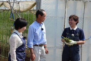 林家三平師匠㊨と談笑する吉田夫妻