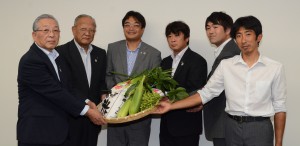 若林会長（左から２人目）、坂本副会長（左端）と飯野委員長（左から３人目）ら県青年協幹部