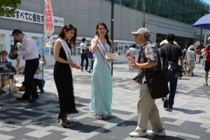 チラシを配布する下川原さん（左から２番目）と鈴木さん（左から３番目）